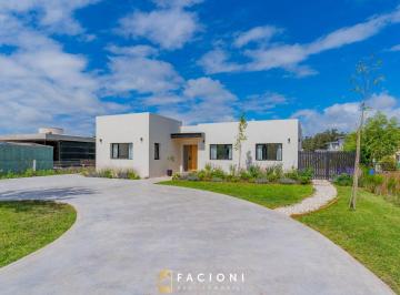 Casa 195m² Venta  · Casa Moderna 4 Ambientes con Parque y Piscina. Haras del Mar. Santa Clara