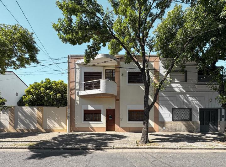 Casa · 341m² · 9 Ambientes · 2 Cocheras