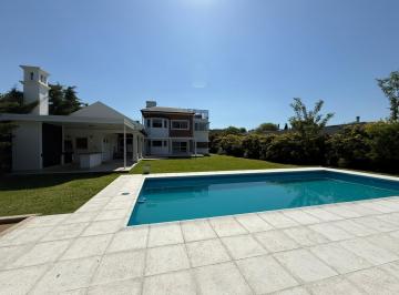 Casa · 246m² · 8 Ambientes · 4 Cocheras · Venta/permuta. Casa 4 Dorm. Oficina. Piscina y Quincho. Kentucky, Funes