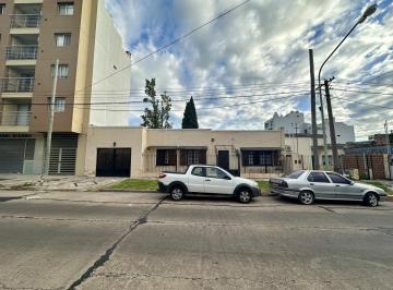 Casa · 180m² · 4 Ambientes · 1 Cochera · Casa en Venta de 3 Dorm.. Superficie de 600 m². Patio con Pileta. Cochera. Pleno Centro Campana