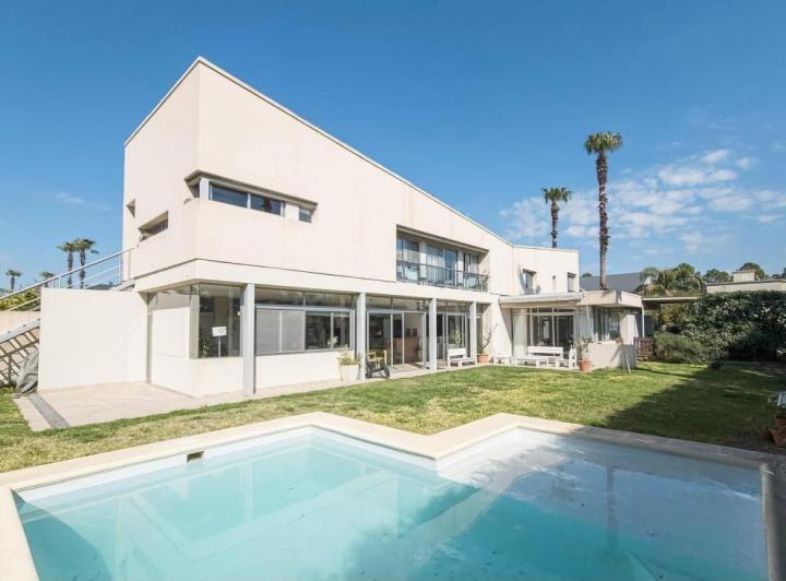 Casa · 290m² · 7 Ambientes · 2 Cocheras