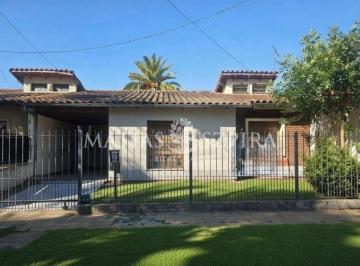 Casa · 141m² · 4 Ambientes · 1 Cochera · Chalet Barrio Aeronautico Apto Credito 4 Hambientes con Parque