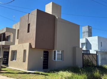 Casa · 80m² · 5 Ambientes · 1 Cochera · Espectacular! Duplex en Venta 2 Dorm. 2 Baños en Valle Cercano