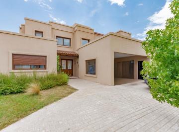 Casa · 348m² · 7 Ambientes · 2 Cocheras · Venta Casa 4 Dorm. Pileta Country Golf Club Fisherton. Acepta Permuta