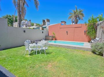 Casa · 190m² · 4 Ambientes · 1 Cochera · Venta - Casa 3 Dorm., Jardín y Piscina. Apta Crédito. Zona Sur, Rosario
