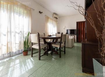 Casa · 133m² · 4 Ambientes · 1 Cochera · 37 E/ 118 y 119 La Plata, Barrio Hipódromo. Casa de 2 Dorm. Mas Complejo de Studs en Venta