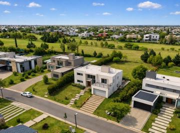 Casa de 7 ambientes, Córdoba · Importante Propiedad Fondo Golf - 4 Dorm