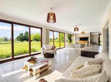 Casa de 7 ambientes, Córdoba · Importante Propiedad Fondo Golf - 4 Dorm