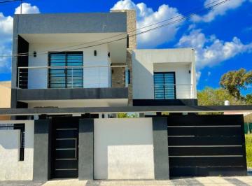 Casa · 154m² · 5 Ambientes · 3 Cocheras · Oportunidad - Casa 3 Dorm. con Pileta