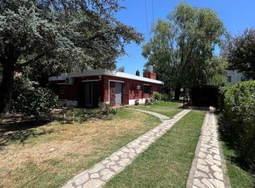 Casa de 4 ambientes, Hurlingham · Casa en Venta con Amplio Jardín, Pileta y Quincho en Villa Tesei, Hurlingham