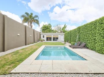 Casa · 230m² · 4 Ambientes · 1 Cochera · Venta Casa 4 Ambientes en Caseros