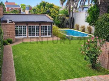 Casa · 251m² · 5 Ambientes · Casa de 3 Dorm. Amplio Parque, Pileta y Quincho a La Venta en La Plata