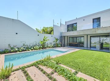 Casa · 244m² · 6 Ambientes · 4 Cocheras · Venta Casa 6 Ambientes en Lomas de Zamora