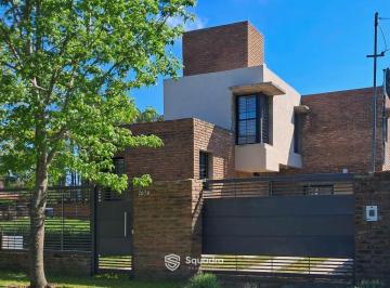 Casa · 155m² · 7 Ambientes · 2 Cocheras · Venta | Permuta - Casa de 3 Dorm. Comodín - Barrio Don Quijote, Roldán.
