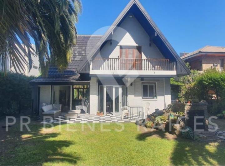 Casa · 230m² · 5 Ambientes · 1 Cochera