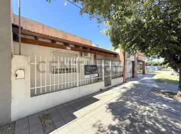Casa · 149m² · 7 Ambientes · 1 Cochera · Casa de 2 Dorm. con Salon Comercial - Importante Esquina Venado Tuerto
