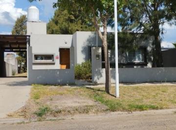 Casa · 114m² · 4 Ambientes · 2 Cocheras · Venta Casa de 3 Dorm., Cochera, Parque y Pileta. Piñero