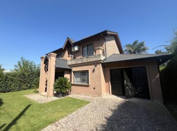 Quinta vacacional · 165m² · 6 Ambientes · 2 Cocheras · Casa Impecable con Pileta