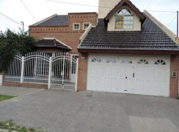 Casa de 5 ambientes, Avellaneda · Excelente Chalet, 2 Plantas, Garage 2 Autos, 4 Dorm. 3 Baños, Parrilla, Lote Libre, Terraza