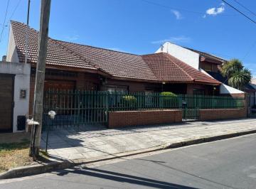 Casa de 5 ambientes, La Matanza · Chalet Sobre Lote de 17,32 X 22,4 de 4 Ambientes Todo en Pb con Pileta y Quincho