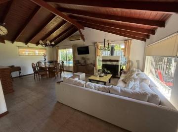 Casa · 150m² · 6 Ambientes · 4 Cocheras · Venta de Casa de 3 Dorm con Cochera, Parque y Pileta en Gorina