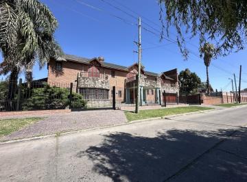 Casa · 336m² · 5 Ambientes · 4 Cocheras · Chalet de Categoria Sobre Lote de 800 m² Barrio Parque Cachaquí