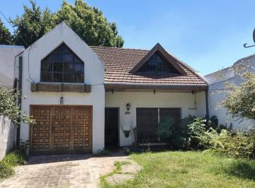 Casa · 200m² · 8 Ambientes · 2 Cocheras · Chalet Sobre Amplio Lote de 530 m²