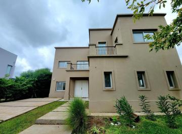 Casa · 270m² · 5 Ambientes · 2 Cocheras · Casa en Barrio San Gabriel. Villanueva