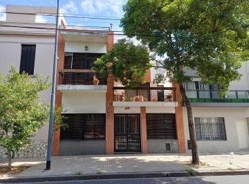 Casa · 215m² · 5 Ambientes · 2 Cocheras · Casa de 4 Dorm. con Salida a Dos Calles