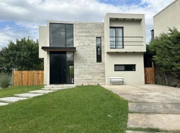 Casa · 180m² · 4 Ambientes · 4 Cocheras · Casa en Venta. Los Olivares Grand Bourg