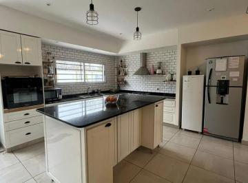 Casa · 230m² · 5 Ambientes · Casa en Venta - 4 Dorm. 4 Baños - La Matanza