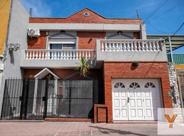 Casa · 200m² · 4 Ambientes · Casa en Venta - 3 Dorm. 4 Baños - Santos Lugares