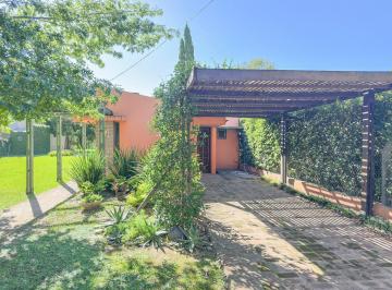 Casa · 106m² · 6 Ambientes · 2 Cocheras · Yacireta Al 1700, 2 Dorm.
