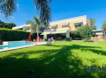 Casa · 280m² · 5 Ambientes · 6 Cocheras · Casa en Alquiler en Fincas de Iraola II Amoblada