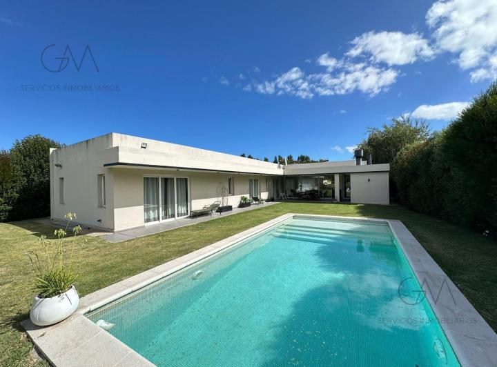 Casa · 200m² · 5 Ambientes · 1 Cochera