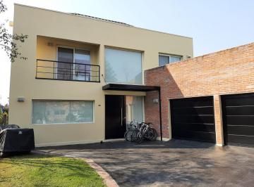 Casa · 291m² · 5 Dormitorios · 2 Cocheras · Casa en Venta en Santa María de Los Olivos!