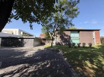 Casa · 460m² · 5 Ambientes · 2 Cocheras · Venta Casa Seis Ambientes en Los Pinguinos