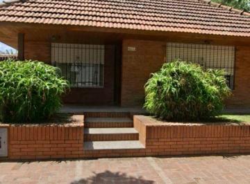 Casa de 4 ambientes, Mar del Plata · Chalet en Esquina - Alfar - a 1 Cuadra del Mar