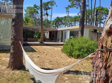 Casa · 300m² · 6 Ambientes · 1 Cochera · Casa en Venta - Laguna Blanca - 4 Dorm. y Dependencia - Play Room