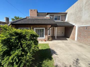 Casa de 5 ambientes, Ituzaingó · Chalet Clásico de Categoría con Gran Parque y Piscina - Ituzaingó Norte