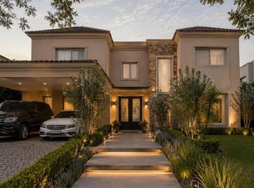 Casa · 345m² · 7 Ambientes · 2 Cocheras · Casa - El Golf