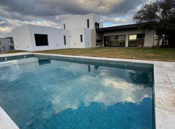 Casa de 6 ambientes, San Antonio de Arredondo · Venta Casa de Categoría de 3 Dorm. con Piscina a Estrenar en Country Carlos Paz Golf