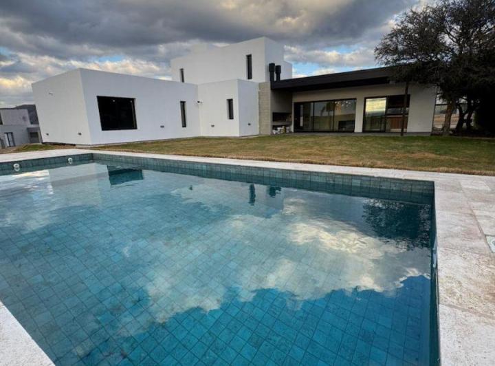 Casa · 295m² · 6 Ambientes · 1 Cochera