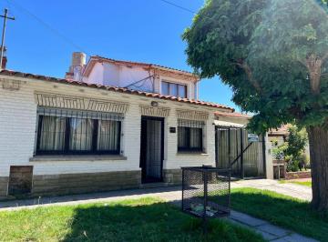 Casa de 8 ambientes, Mar del Plata · Chalet C/ Pileta. + Dpto 2 Amb.