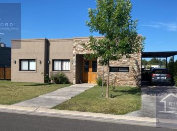 Casa · 110m² · 4 Ambientes · 3 Cocheras · Casa en Venta en Barrio Privado Santa Lucía, Pilar del Este