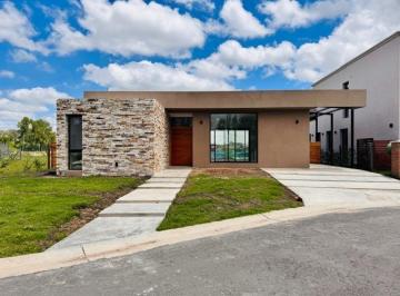 Casa · 150m² · 4 Ambientes · Casa con Pileta en Santa Elisa, Pilar del Este