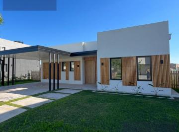 Casa · 145m² · 4 Ambientes · Casa en San Ramon, Pilar del Este