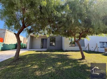 Casa · 490m² · 4 Ambientes · Casa en Venta en Santa Emilia, Pilar del Este.