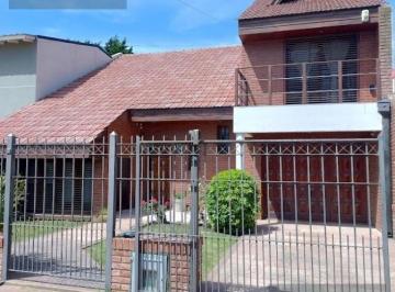 Casa · 178m² · 5 Ambientes · 1 Cochera · Casa en Barrio Zacagnini