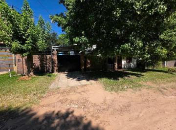 Casa · 120m² · 2 Dormitorios · 1 Cochera · Vendo Casa con Amplio Patio en Concepción del Uruguay, Entre Ríos